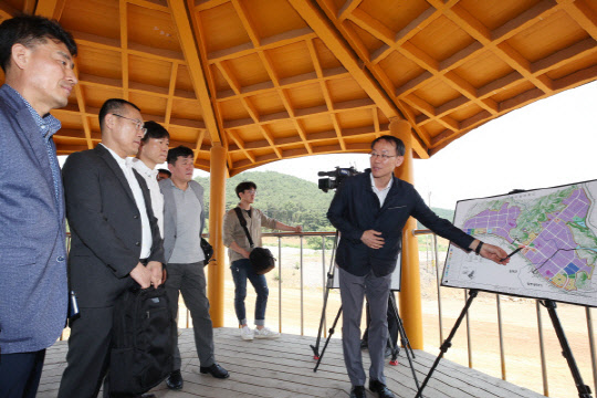 광주 빛그린국가산업단지에서 개발업체인 한국토지주택공사(LH) 관계자가 현장 실사를 나온 현대자동차 실무진에게 완성차 공장 부지 등에 대해 설명하고 있다. <연합뉴스>
